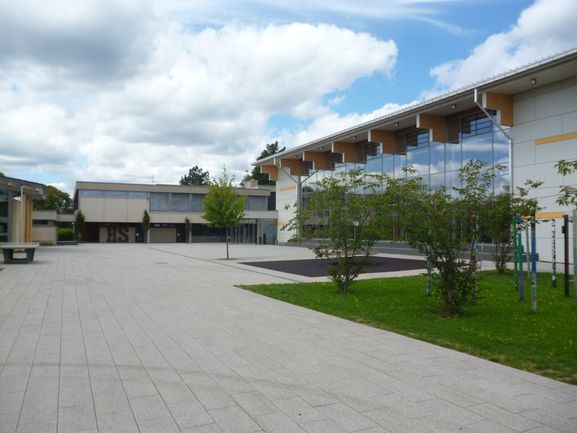 Schulhof und Albblickhalle