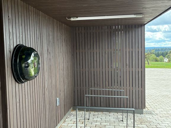 Links am Nebengebäude Parkplatz Bürgerzentrum: neuer Defibrillator